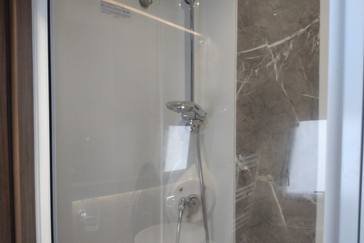 2022 Coachman Vip 520/3 interior