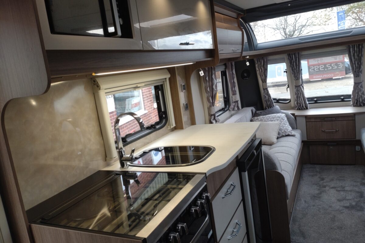 2022 Coachman Vip 520/3 interior