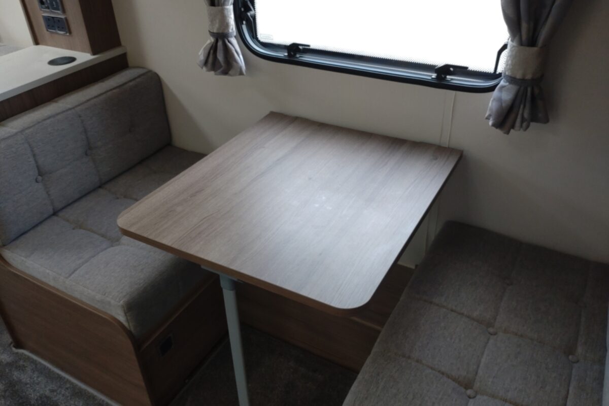 2022 Coachman Vip 520/3 interior