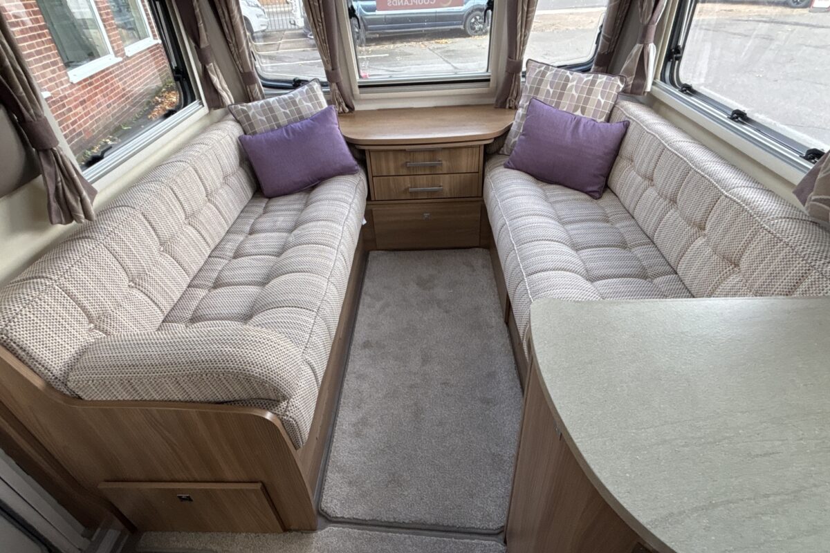 2015 Bailey Unicorn Valencia front lounge