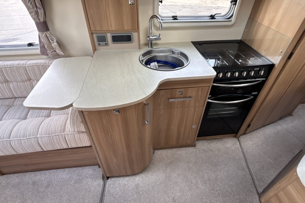 2015 Bailey Unicorn Valencia kitchen