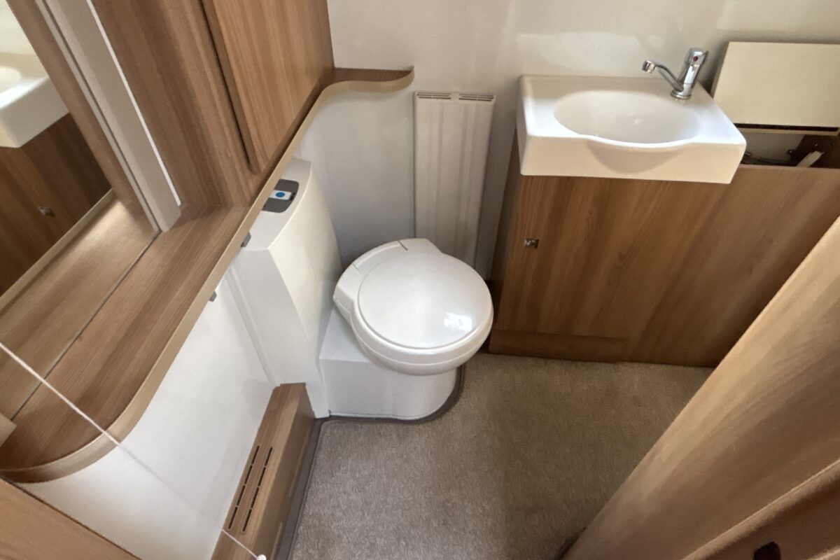 2015 Bailey Unicorn Valencia washroom