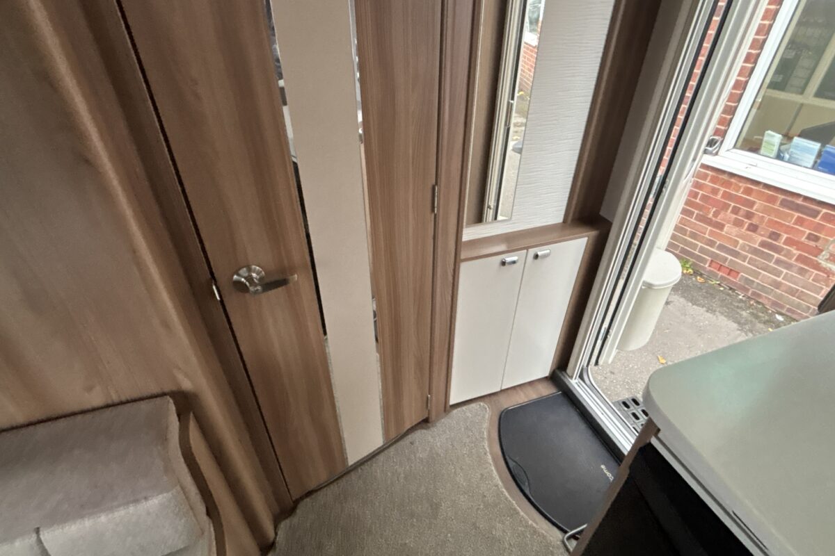 2018 Swift Elegance 530 entrance