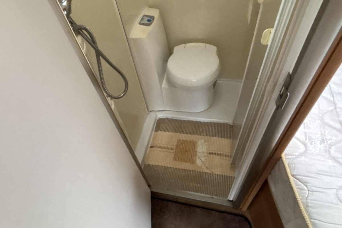 2009 Swift Challenger 540 shower