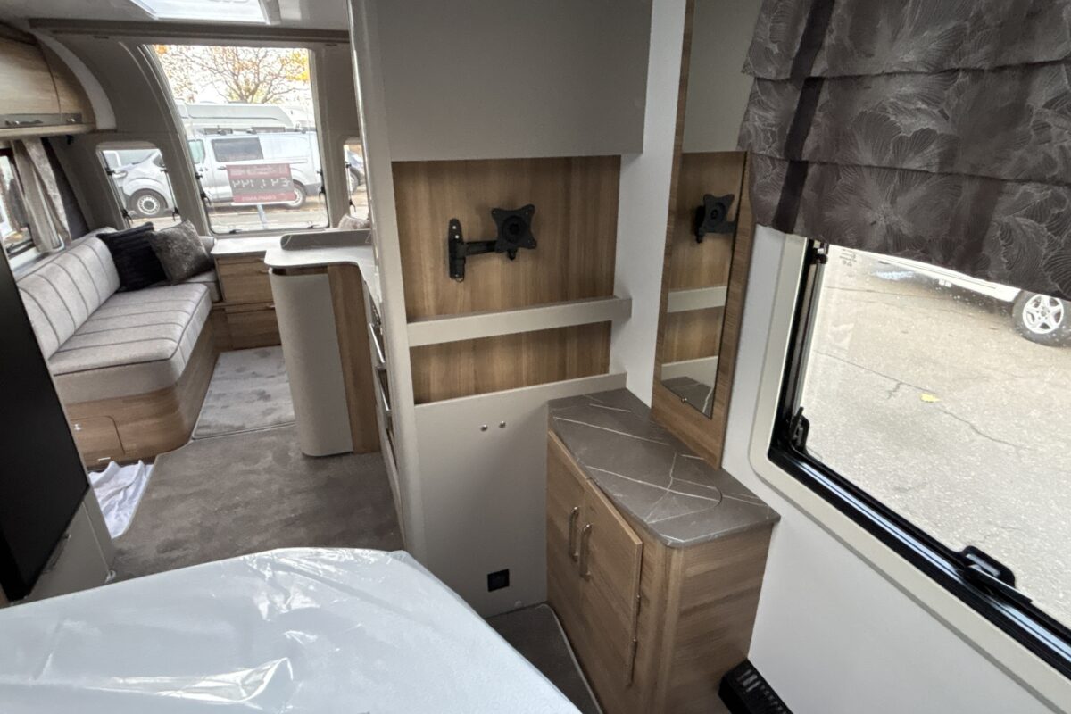 2026 Bailey Alicanto Grande Deluxe Evora Interior