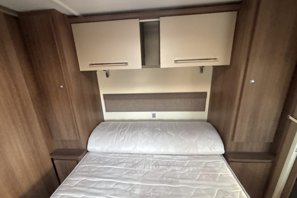 2020 Bailey Phoenix 644 Island bed