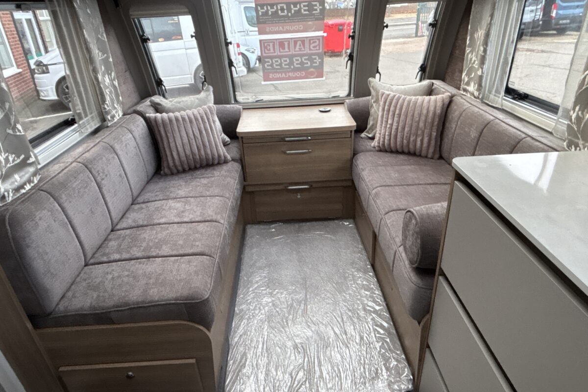 2025 Bailey Unicorn Cadiz Deluxe Front lounge