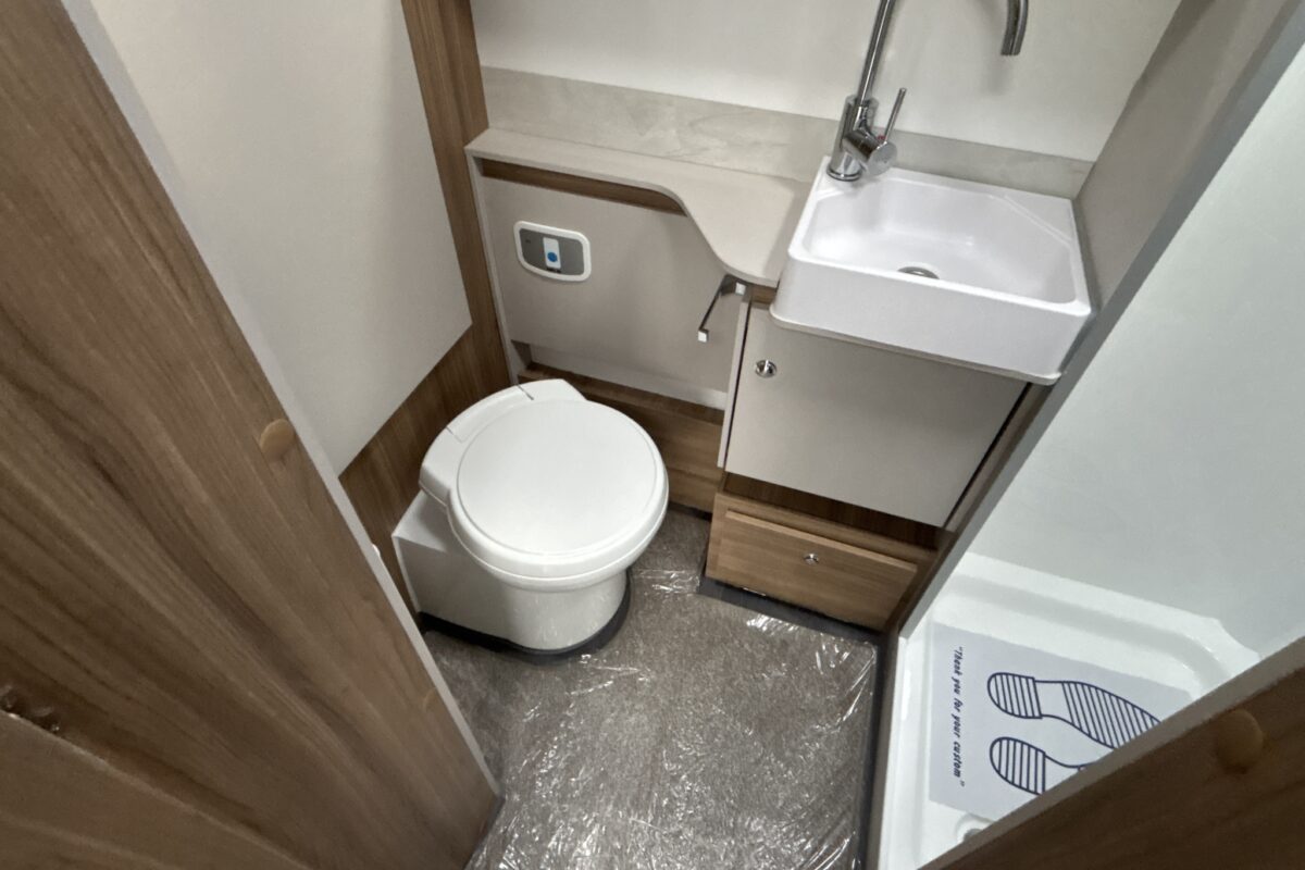 2025 Bailey Unicorn Cadiz Deluxe Washroom