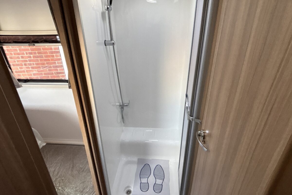 2025 Bailey Pegasus GT75 Portofino separate shower