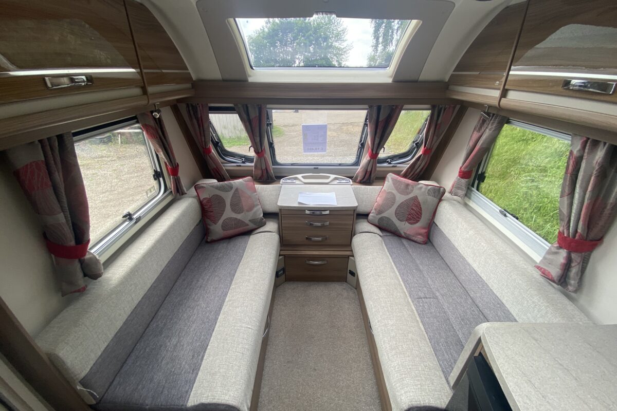 SWIFT CHALLENGER 560 2018 FRONT LOUNGE