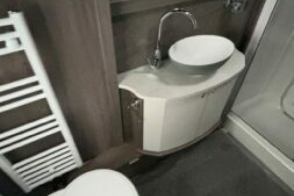 2025 Laser Xtra 875 Washroom