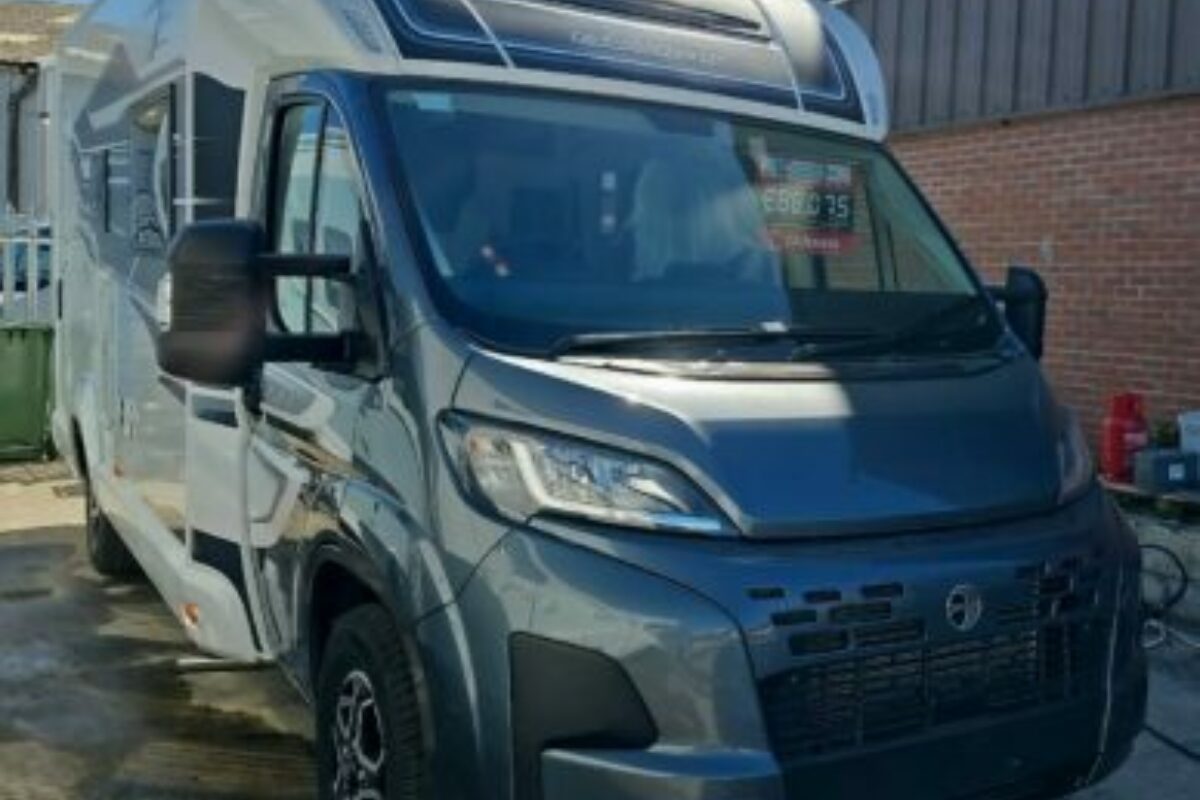 2025 SWIFT ESCAPE 640  FRONT N/S
