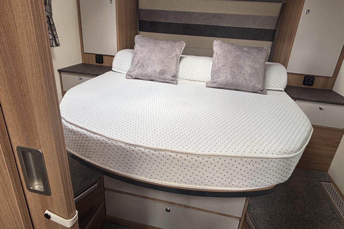 2021 Bailey Autograph 79-4i Fixed Island Bed
