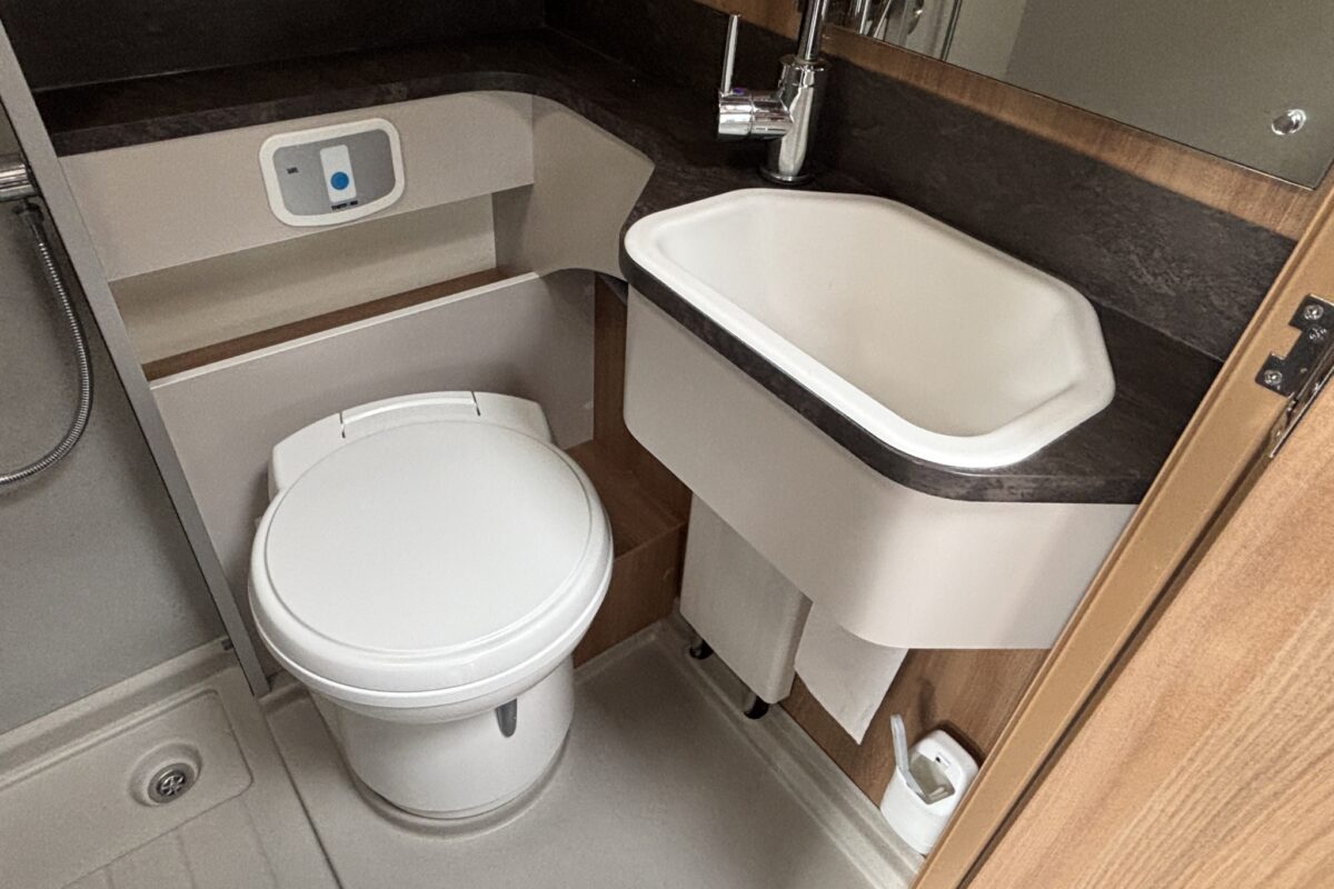 2021 Bailey Autograph 79-4i Washroom
