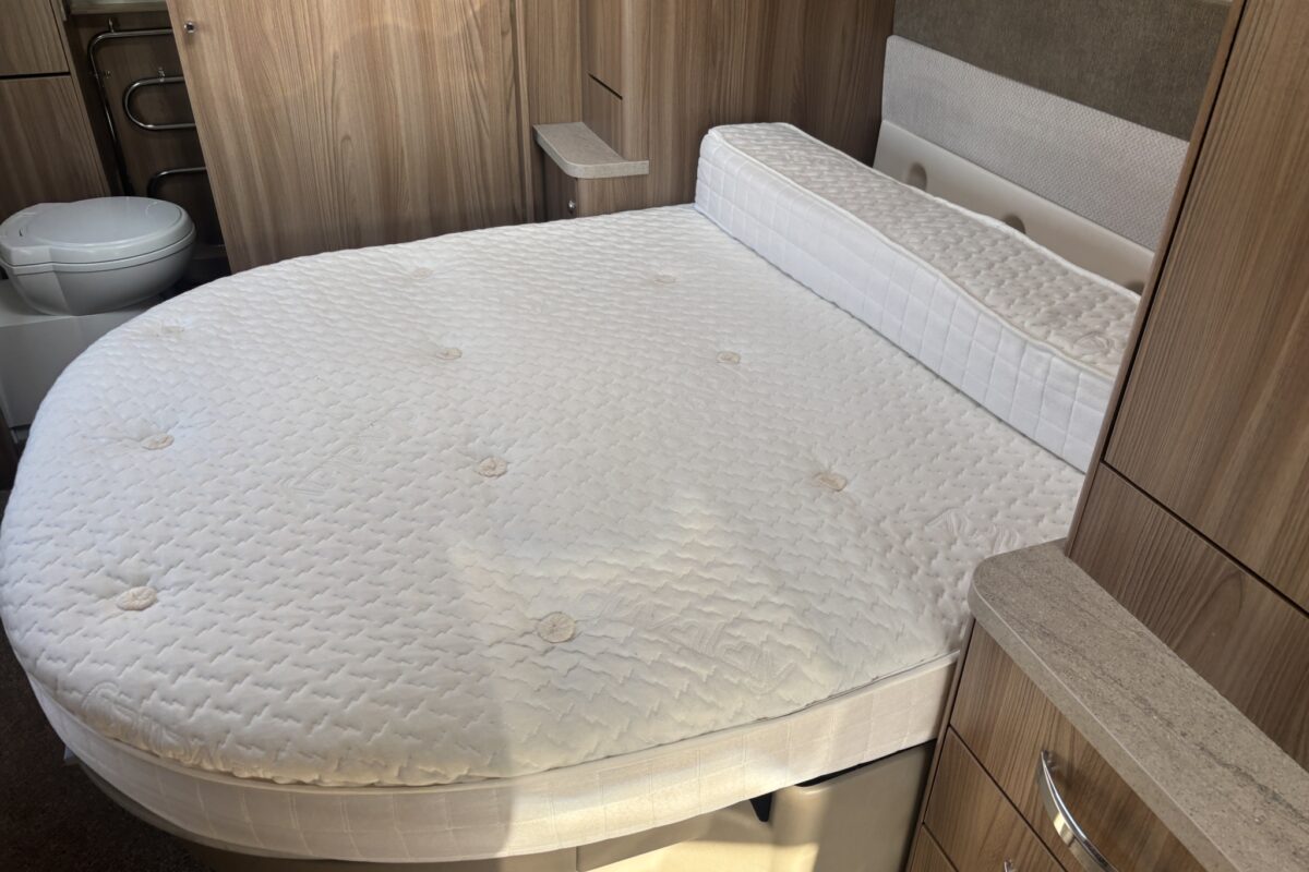 2018 Swift Conqueror 645 Island Bed