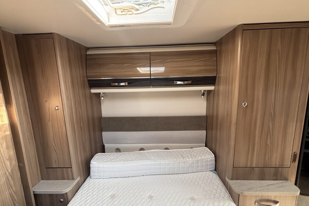 2018 Swift Conqueror 645 Island bed lockers