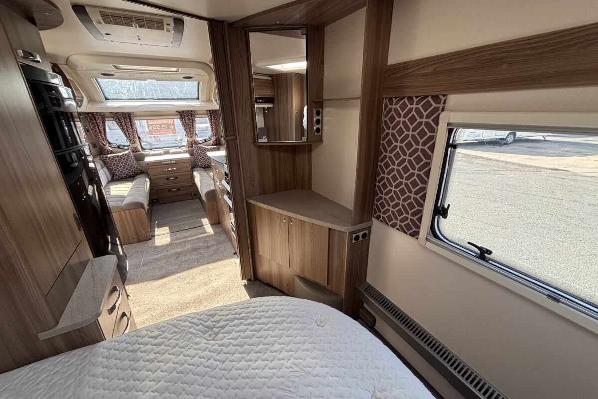2018 Swift Conqueror 645 dresser