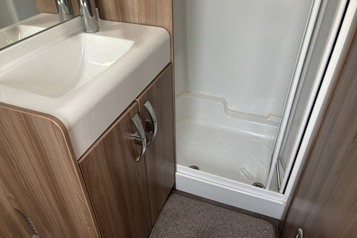 2018 Swift Conqueror 645 Shower