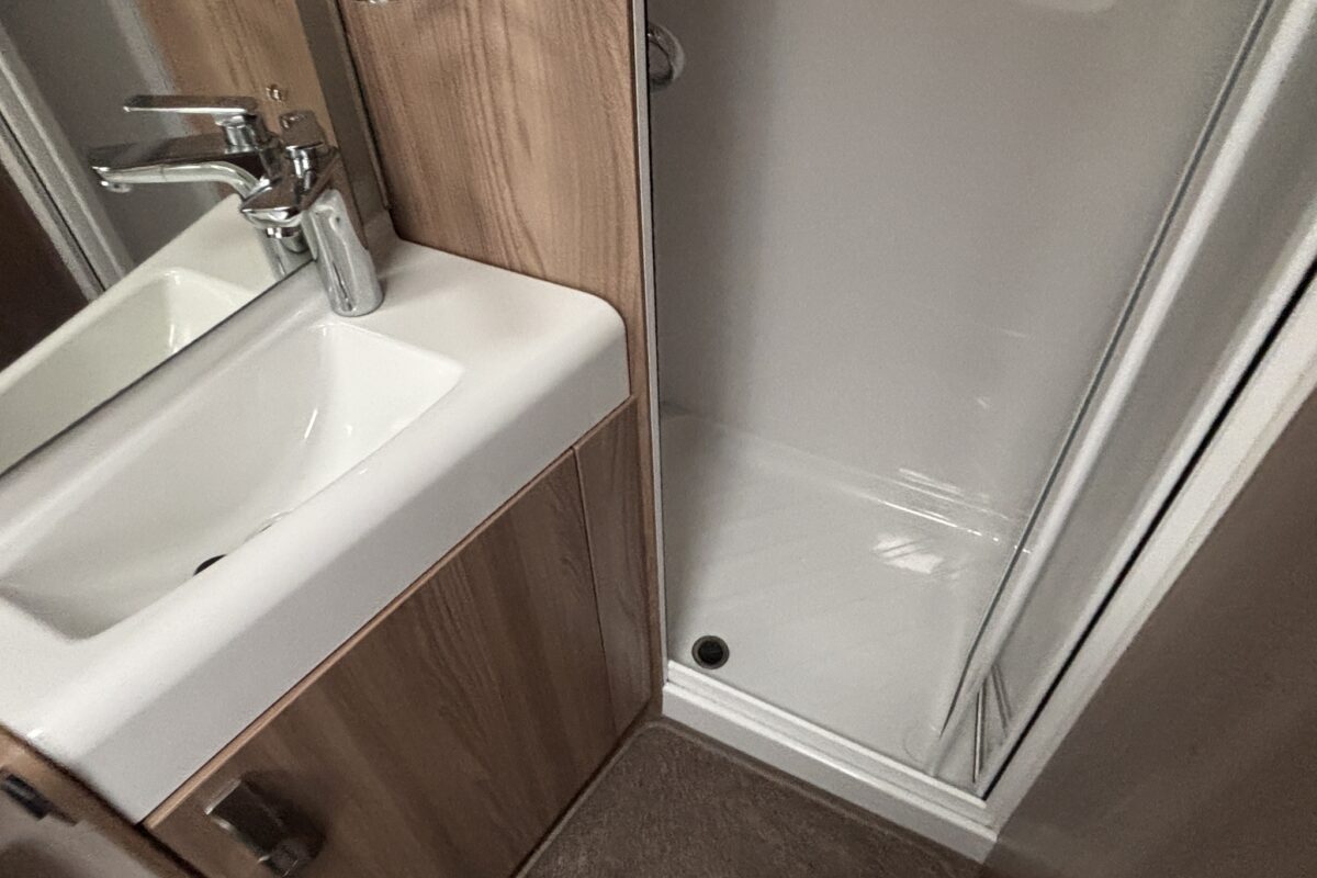 2016 Swift Siena Accent 570 Shower