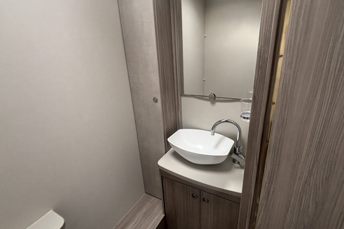 2022 Elddis Sherwood 550 vanity wash basin