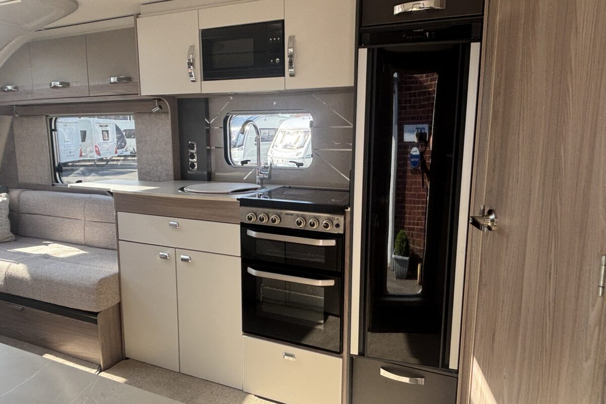 2023 Swift Elite 480 Kitchen area