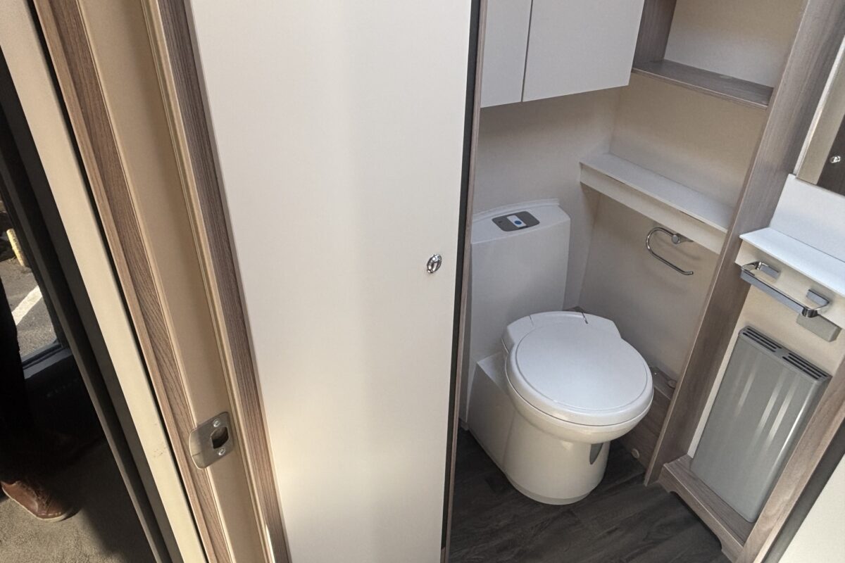 2023 Swift Elite 480 toilet and wardrobe