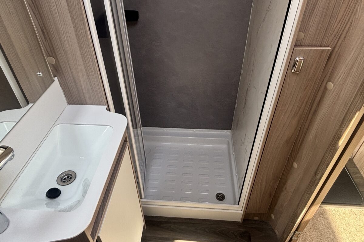 2023 Swift Elite 480 Separate shower