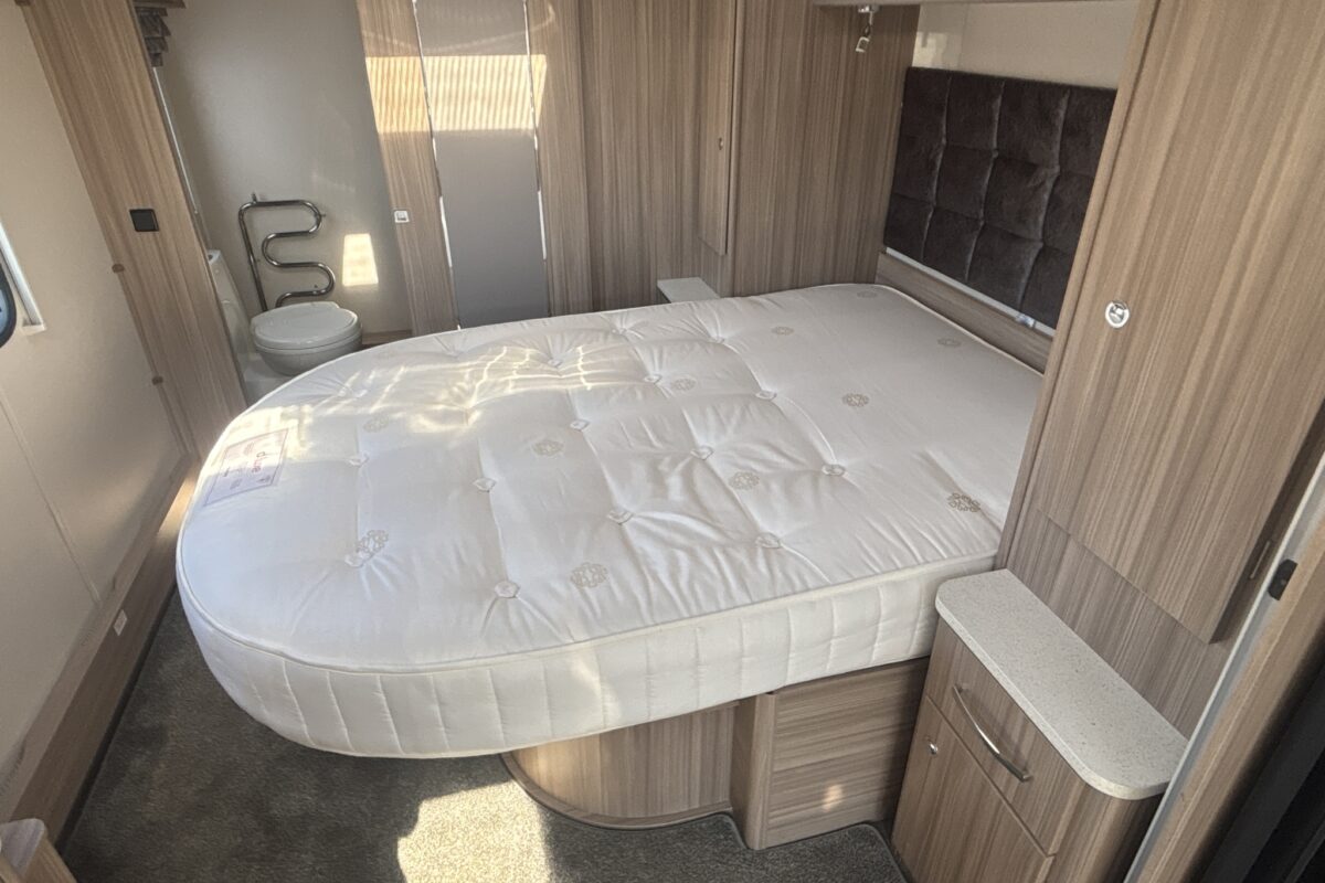 2021 Coachman Acadia 875 Xcel transverse island bed