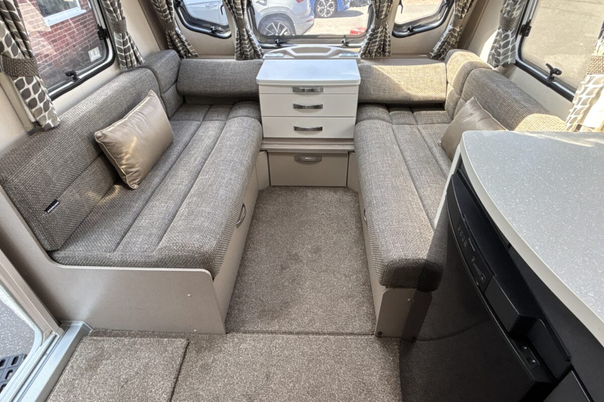 2016 Sterling Eccles 580 Front Seating