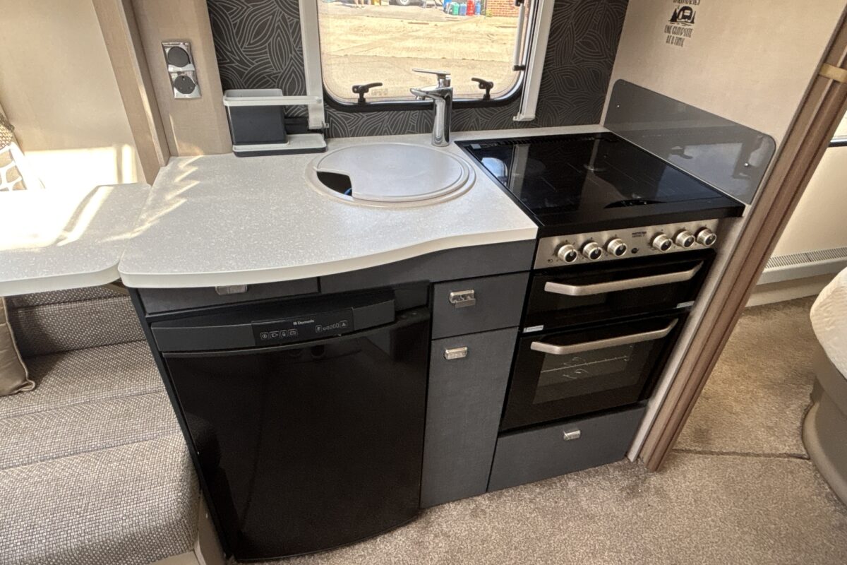 2016 Sterling Eccles 580 Kitchen