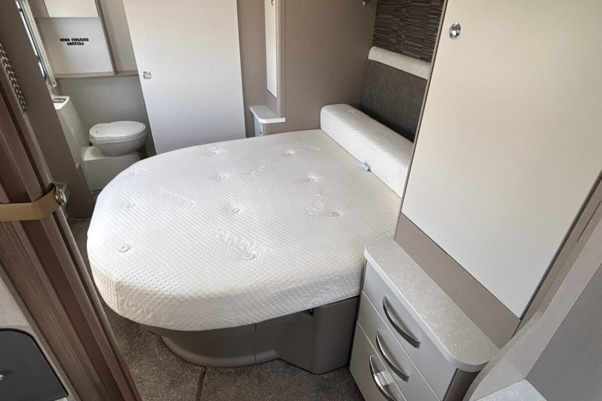 2016 Sterling Eccles 580 Island Bed