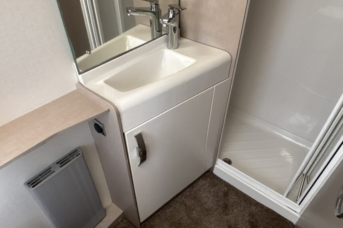 2016 Sterling Eccles 580 Vanity unit and shower