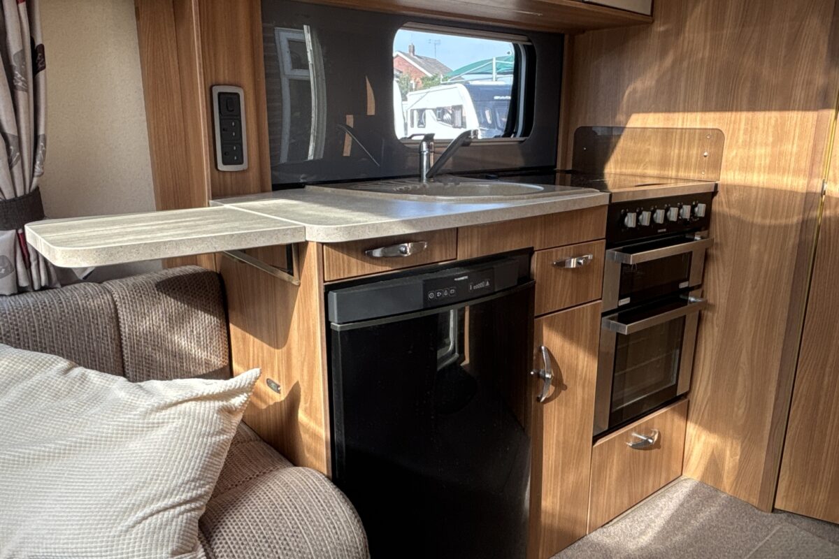 2013 Swift Challenger 480 SE Kitchen