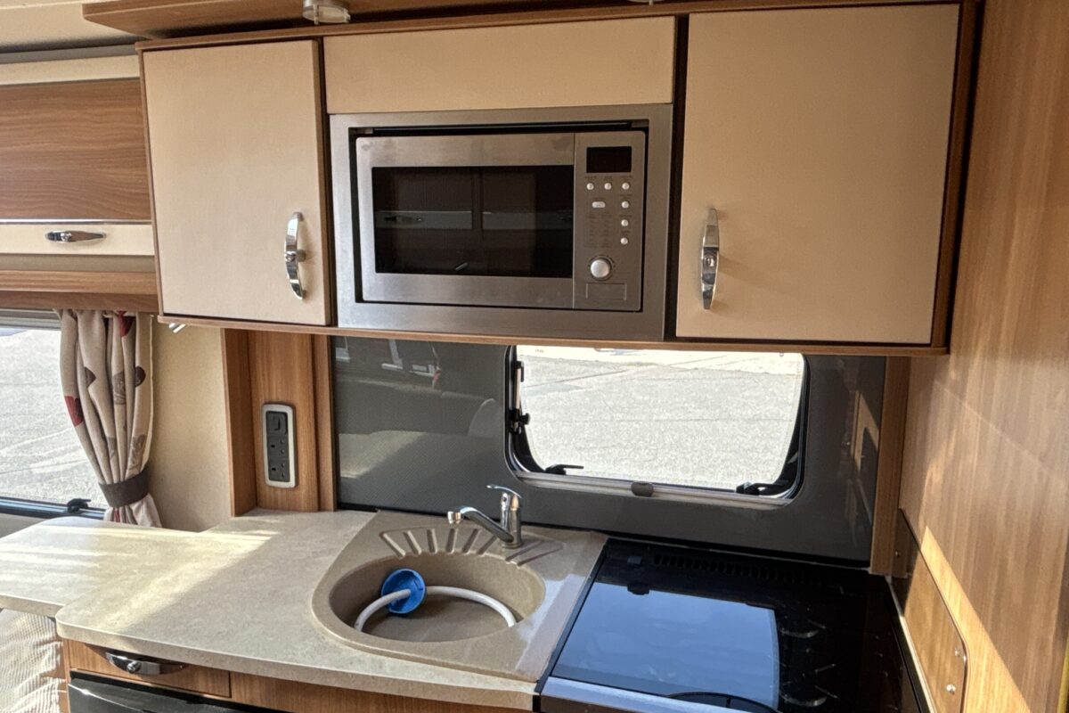 2013 Swift Challenger 480 SE Kitchen lockers