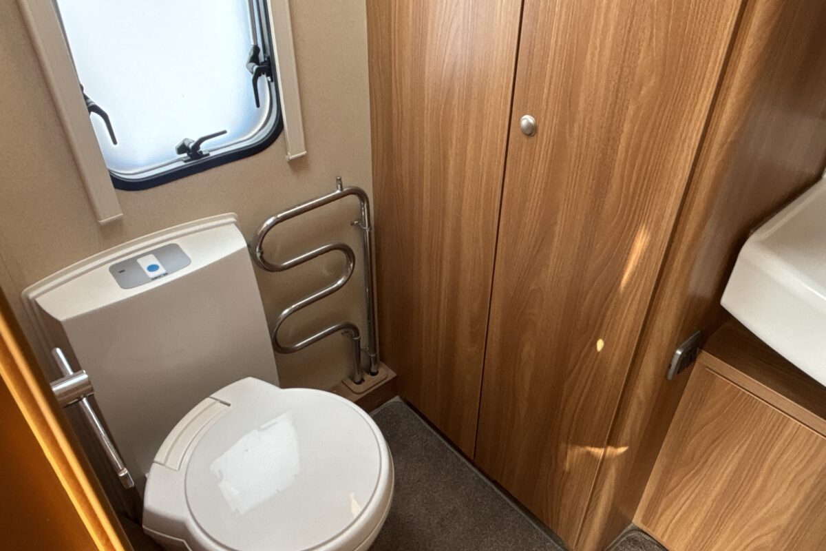 2013 Swift Challenger 480 SE Cassette toilet