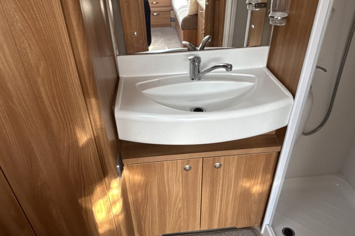 2013 Swift Challenger 480 SE Vanity basin unit