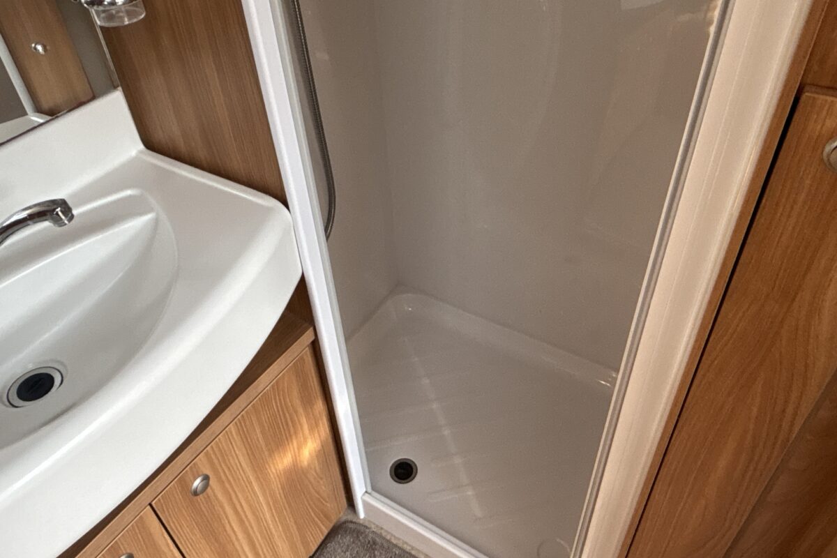 2013 Swift Challenger 480 SE Separate shower