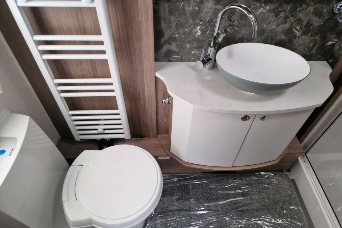 2025 COACHMAN VIP 575 WASHROOM