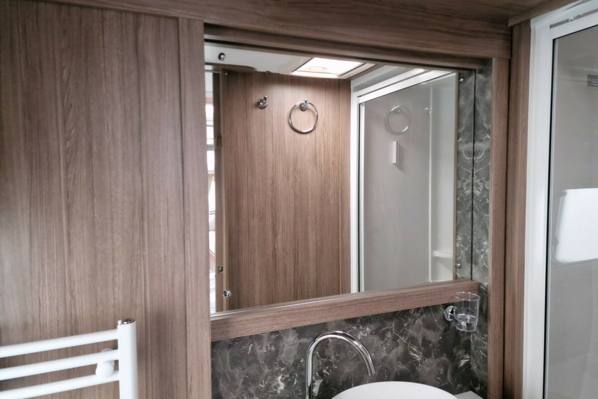2025 COACHMAN VIP 575 WASHROOM