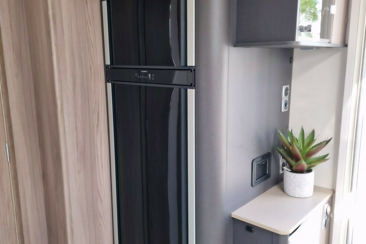 2025 BESSACARR 835 FRIDGE