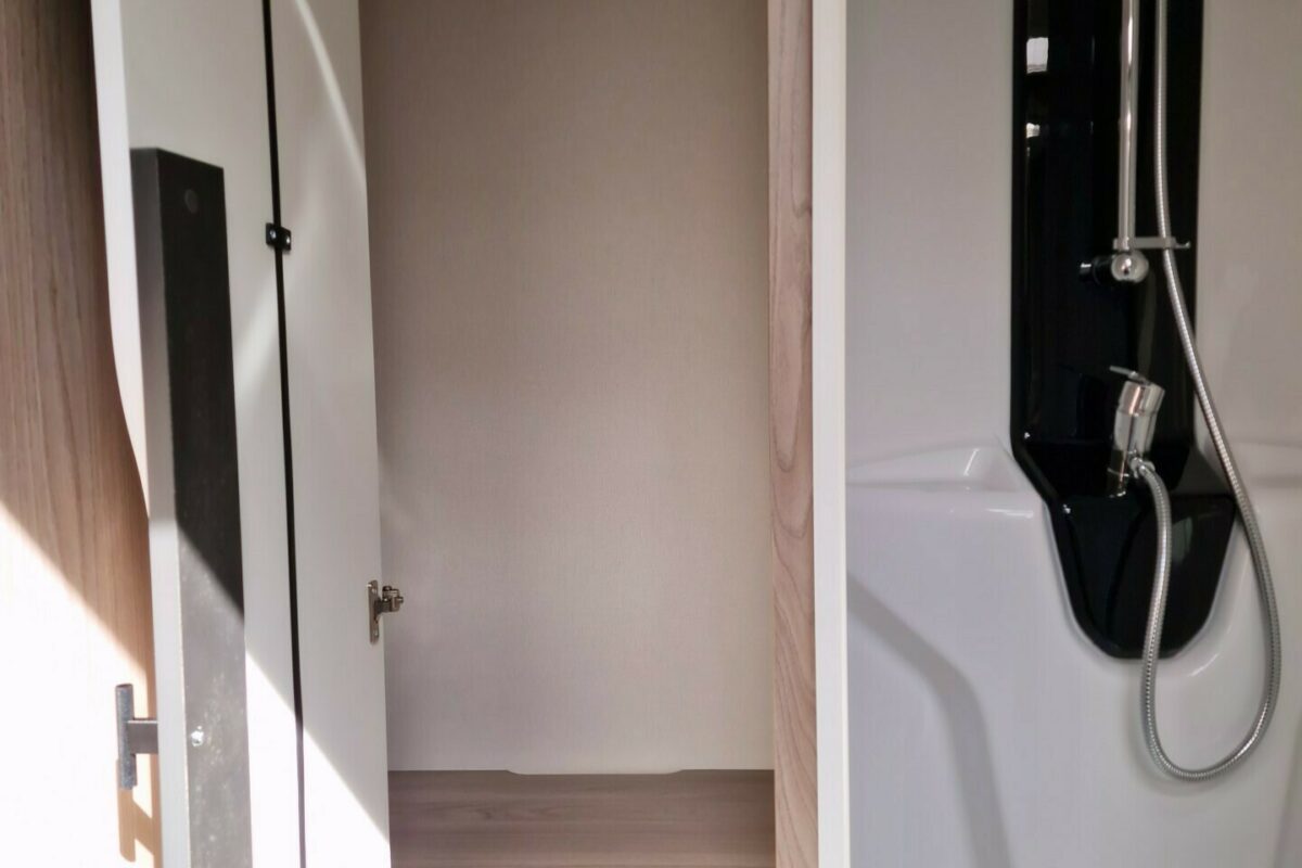 2025 BESSACARR 835 SHOWER