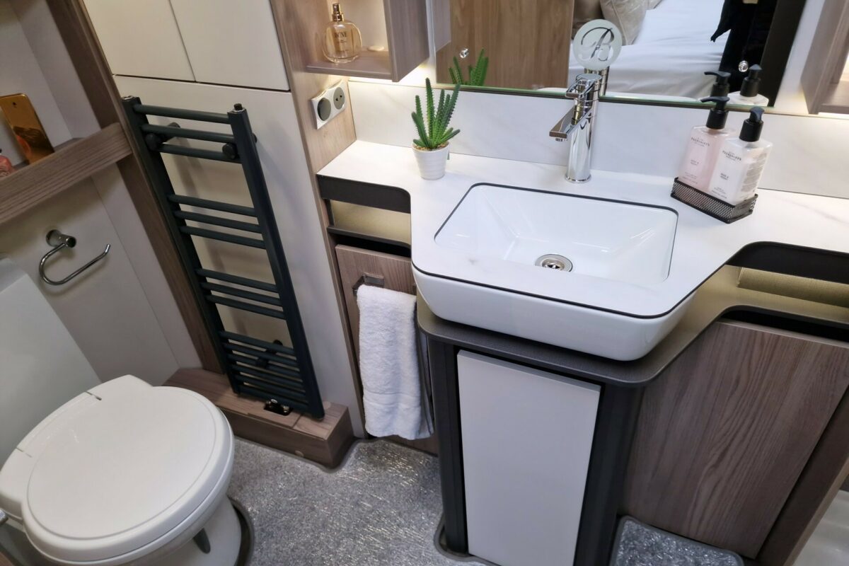2025 BESSACARR 845 WAHROOM