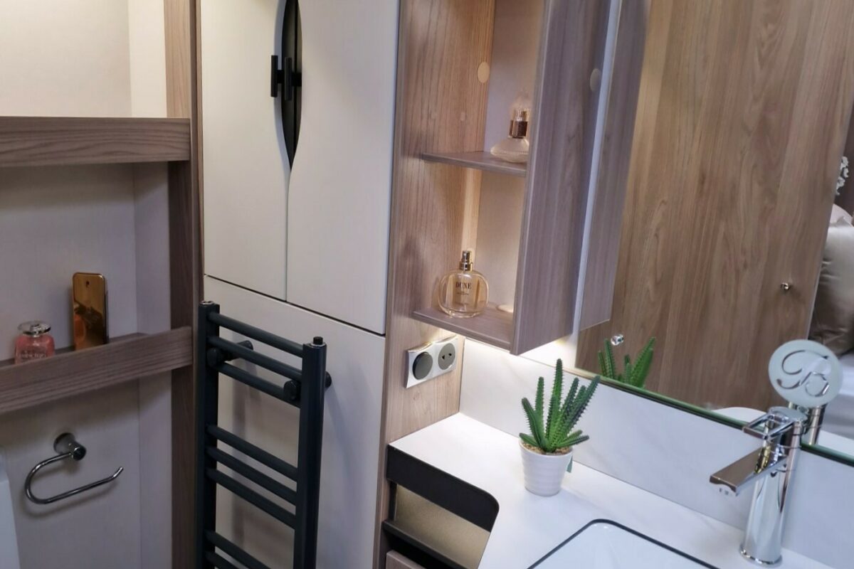 2025 BESSACARR 845 WASHROOM