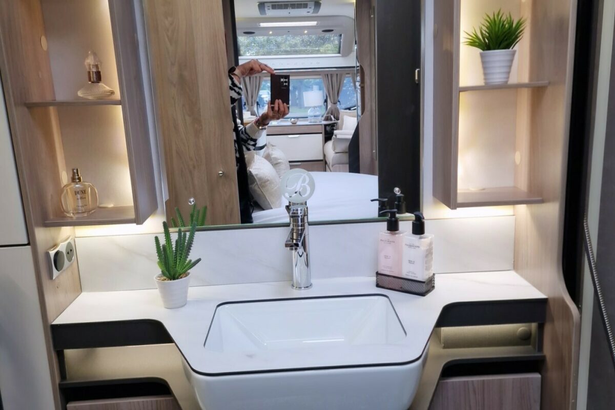 2025 BESSACARR 845 WASHROOM