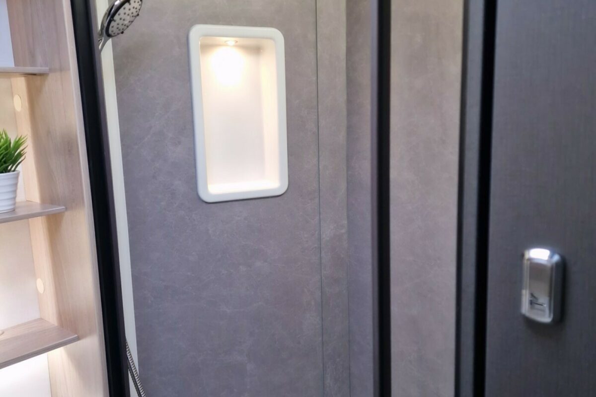 2025 BESSACARR 845 SHOWER
