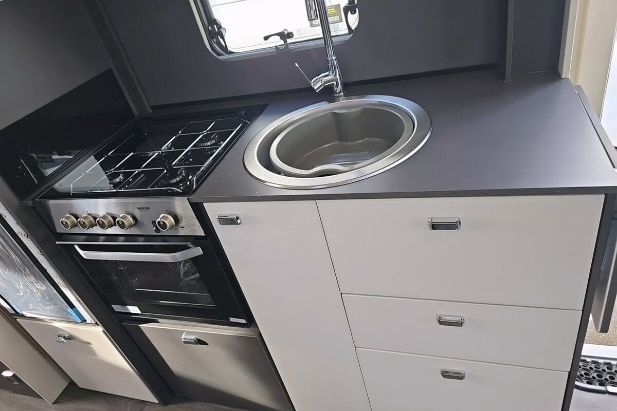 2025 VOYAGER 475  KITCHEN