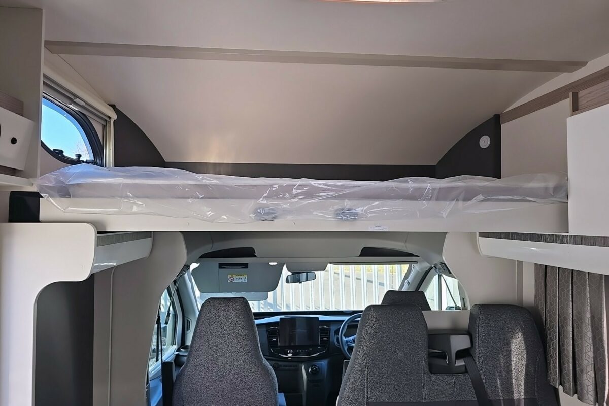 2025 VOYAGER 475  OVER HEAD BED