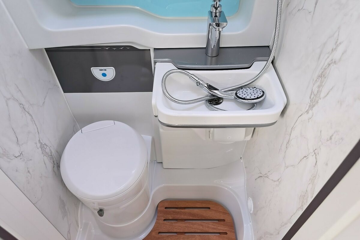 2025 VOYAGER 475  WASHROOM