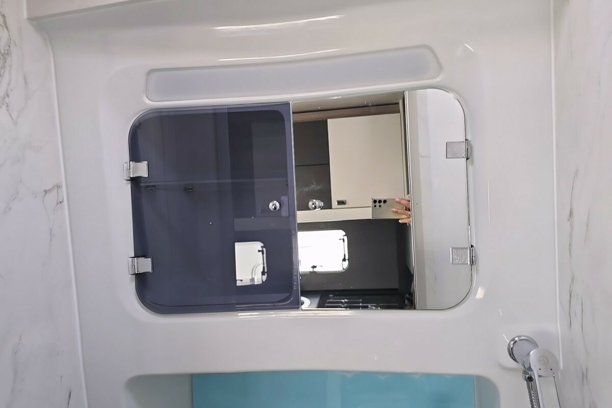 2025 VOYAGER 475  WASHROOM