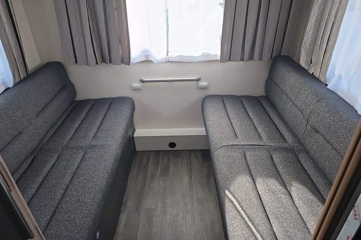 2025 VOYAGER 475  REAR SEATING